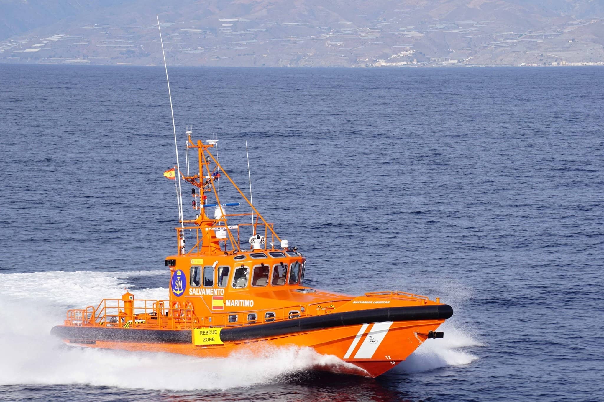 Salvamento Marítimo, rescate mar, velero a la deriva, bengalas, Puerto Portals, Salvamar Libertas 